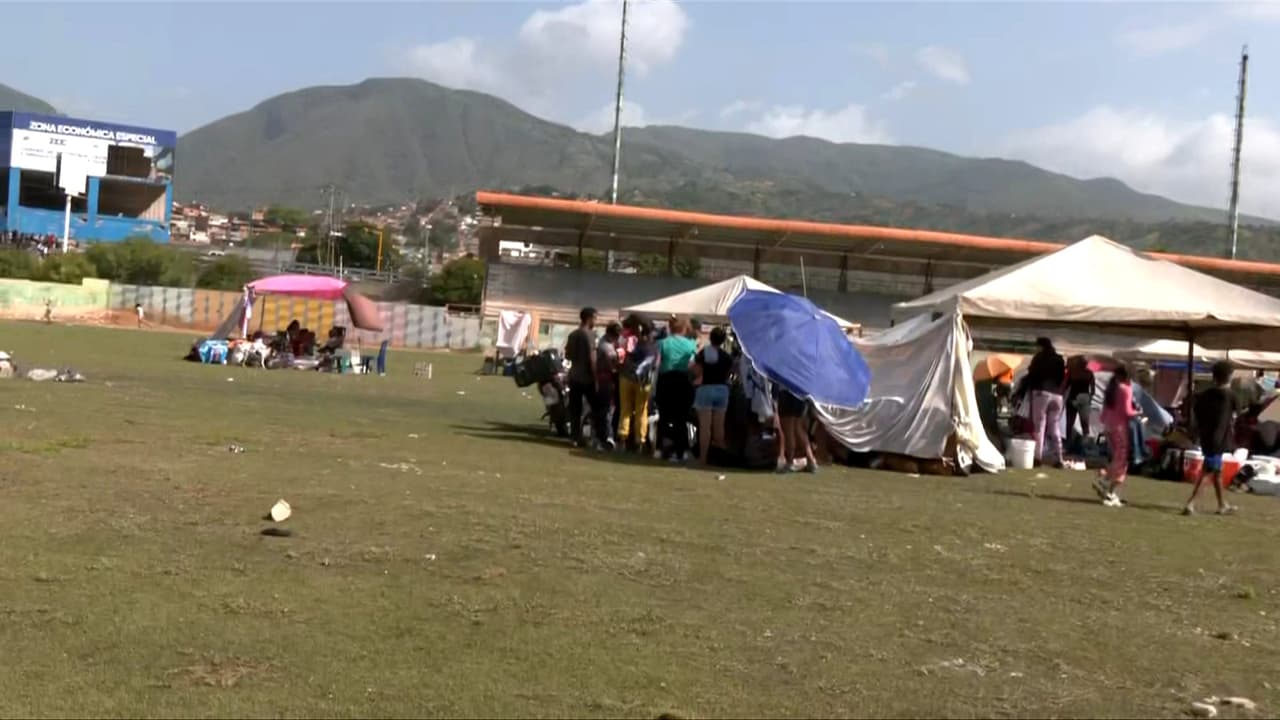 Grupo afectados por terremotos en Venezuela acampan en estadio de beisbol; esperan por ayuda