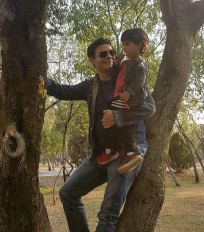 En otra ocasión, Giovanni Medina acusó a Ninel de haber llegado a un bar en el que él se encontraba, ya entrada la madrugada y acompañada de un hombre con quien se besó.