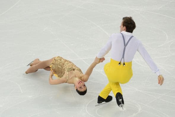 Stefania Berton y Ondrej Hotarek de Italia compiten en pareja durante los JJOO de Sochi.