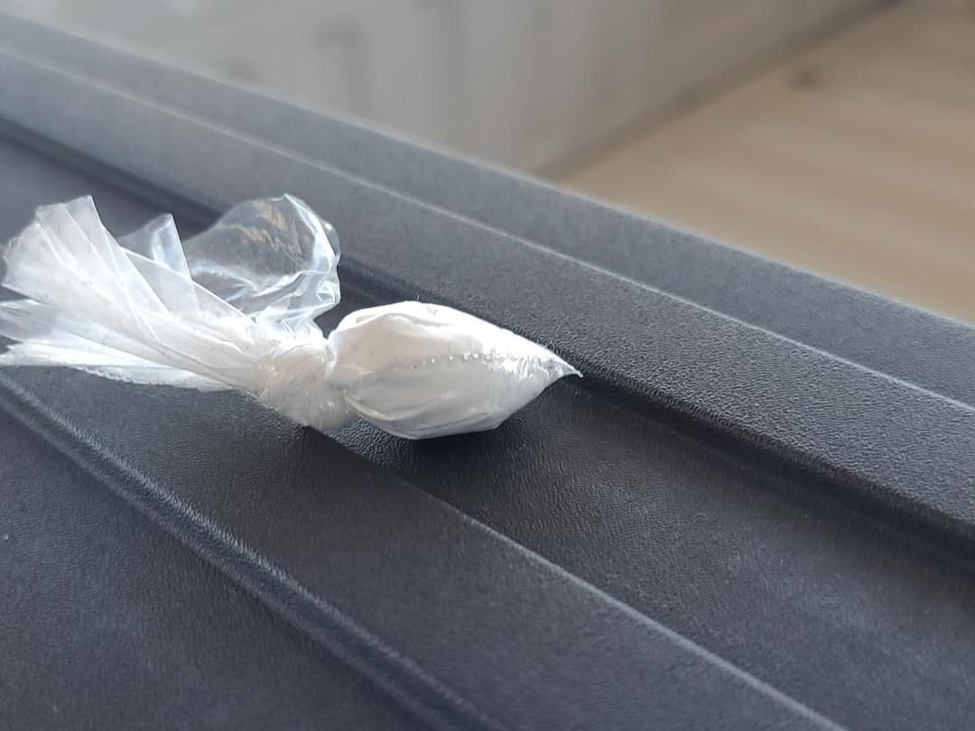 Además, en el vehículo había cocaína. Los dos estadounidenses fueron detenidos y enfrentan cargos.