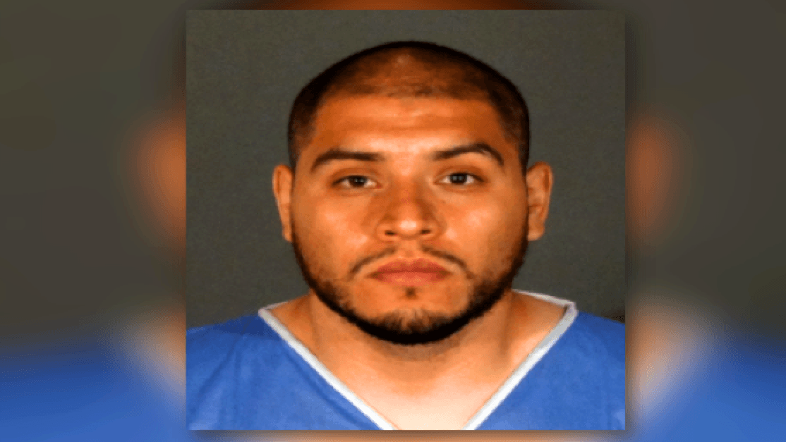 Arrestan a trabajador social acusado de tener sexo con menor de edad a su cargo