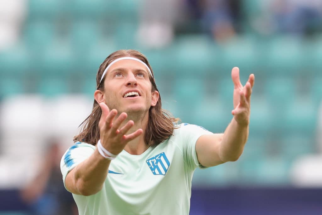 El lateral izquierdo brasileño del Atlético de Madrid, Filipe Luis, sigue entrenando con el club a pesar de una millonaria oferta que se rumora por parte del PSG.