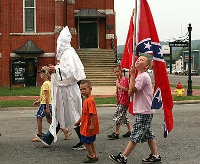 En Florida y CaliforniaDe acuerdo al 'Mapa del Odio' del Southern Poverty Law Center, en Florida funcionan 51 grupos de odio, entre los cuales figuran el Frente Americano, Las Hijas de Jehová, el KKK, la Liga del Sur y la Nación del Islam, entre otros.Mientras tanto, en California están activos 60 grupos que incluyen 'cabezas rapadas', el Movimiento Nacional Socialista y la Sociedad Unida de Aryanos.