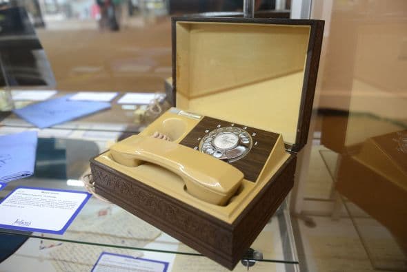 El teléfono personal de Elvis Presley fue uno de los artículos que se puso a la venta, por él pedía entre $4,000 y $6,000, pero finalmente fue vendido por $20,480.