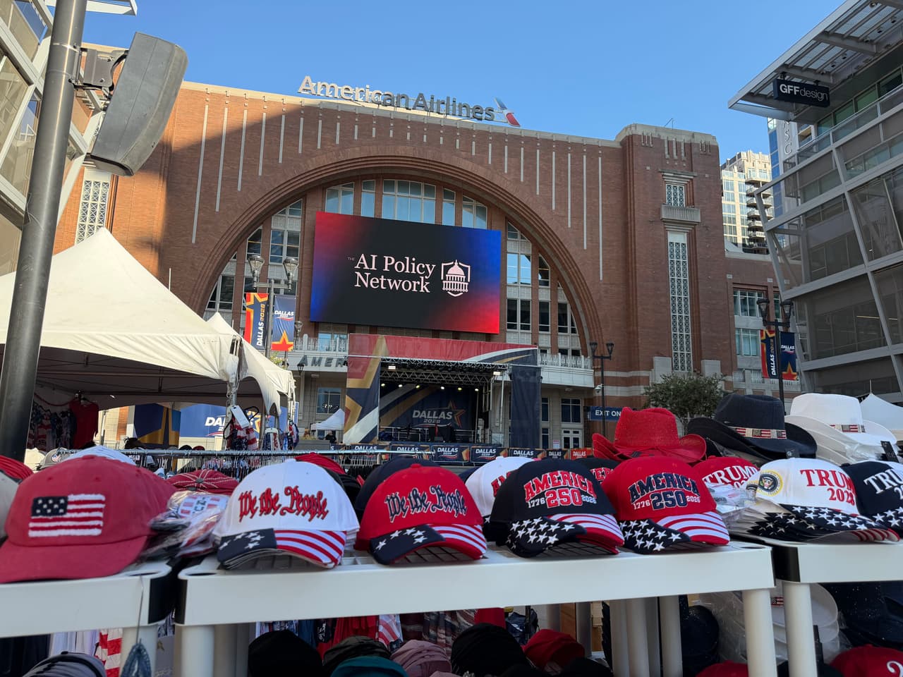 Salir del evento, que por primera vez celebra el Partido Republicano, sin una gorra, será difícil para los asistentes, pues abundan en las cuatro esquinas del American Airlines Arena, de Dallas.