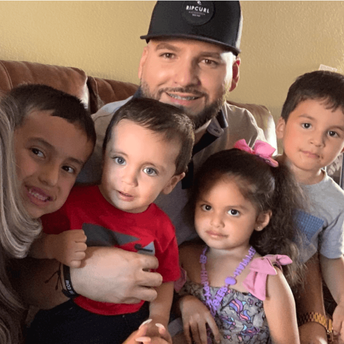 "Nosotros aún somos pequeños, pero papá nos enseña lo importante de ser responsables dedicados y agradecidos por todo lo que tenemos, la oportunidad de disfrutar de su amor, sus cuidados y enseñanzas, en particular yo, Emiliano, el mayor de los cuatro, te agradezco porque desde que llegué hace tres años me has tomado como uno de tus hijos y me has llenado de amor. Gracias papá por todo, sin duda el mejor papa que nos pudo tocar te queremos tus hijos!". Para Francisco de Emiliano,Christian, Abril y Rafael.