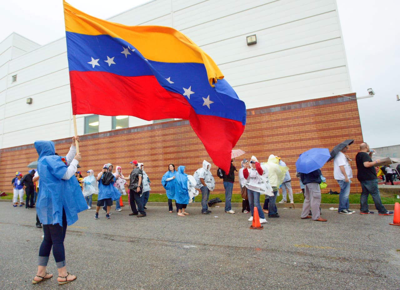 <b>Venezolanos</b>. Son 421,000, el puesto 13 en la lista de grupos hispanos, pero
<b> son la población con la tasa de crecimiento más rápida: 76% en 2017</b> (el resto de los grupos hispanos aumentó solo 16% en promedio en el mismo período). También ocupan el primer lugar (74%) en la categoría de no nacidos en EEUU (ni sus padres) y 
<b>son los que más tienen un título universitario (55%)</b>. 24% de los venezolanos está sin seguro médico y 19% de los venezolanos vive en pobreza.