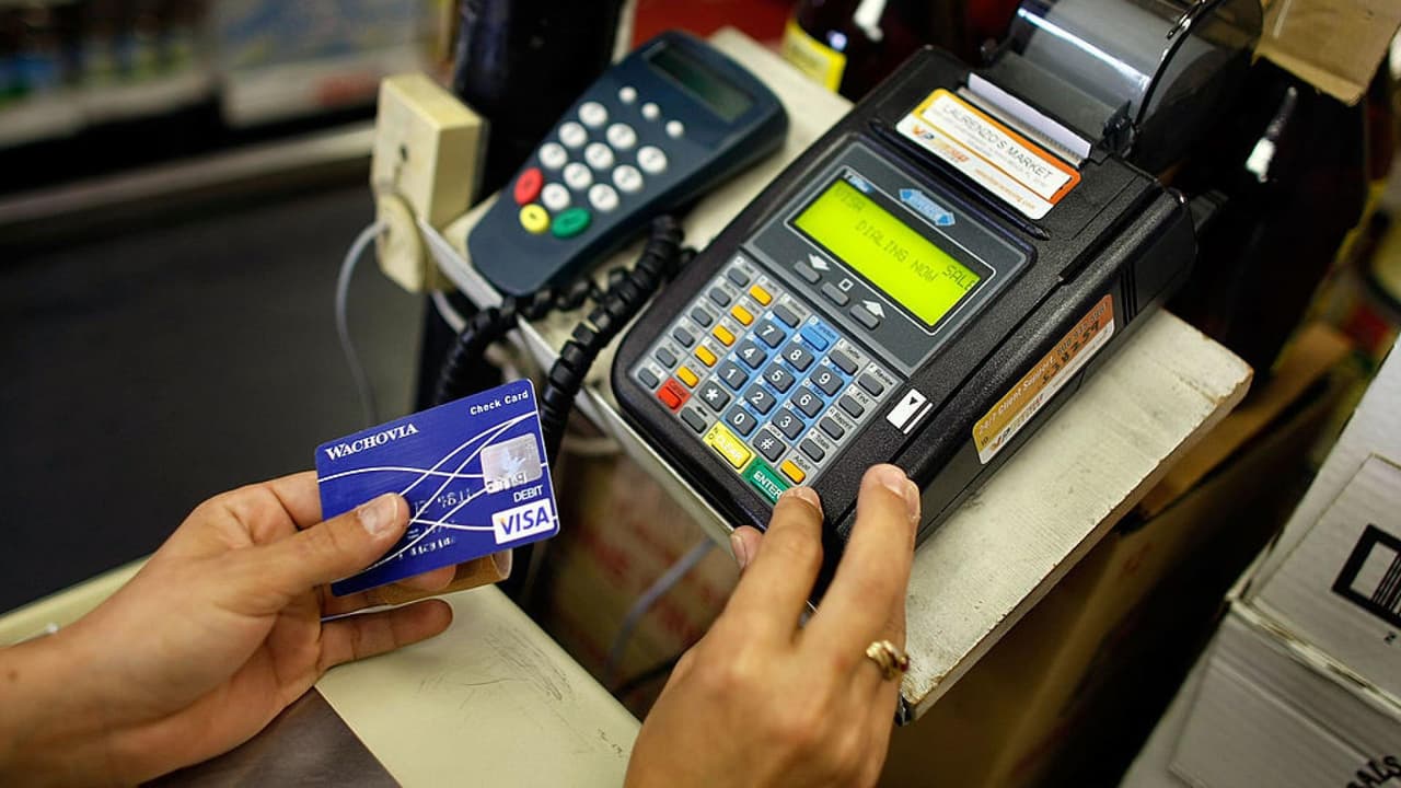 <b>Mira también: </b>El analista financiero Carlos Guamán asegura que endeudarse en este momento "con una inflación y con intereses tan altos es lo peor que te puede pasar". Actualmente la tasa de interés de las tarjetas de crédito se promedia en un 20%, la más alta desde el 2008. El experto recomienda pagar todo el balance a fin de mes y evitar los pagos mínimos porque de ser así "te va a tomar toda una vida pagarlas". 
<b>Más noticias en <a href="https://www.univision.com/noticias" target="_blank">Univision</a>. </b>