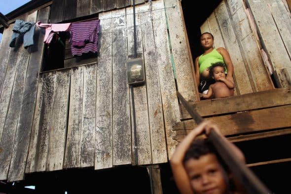 Organizaciones ambientalistas y de derechos humanos, entre ellas Survival International, han advertido que la represa de Belo Monte anegará una extensa área de tierra, desecaría partes del río Xingú, destruiría la selva y reduciría las reservas de peces imprescindibles para la supervivencia de distintos pueblos indígenas de la zona, como los kayapó, arara, juruna, araweté, xikrin, asurini y parakanã, explica el diccionario Wikipedia.