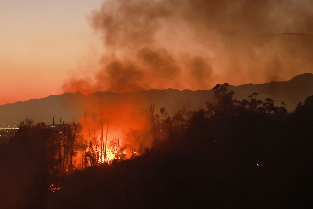 Incendio por fuegos artificiales causa daños por $10 millones en Riverside, donde buscan a causantes