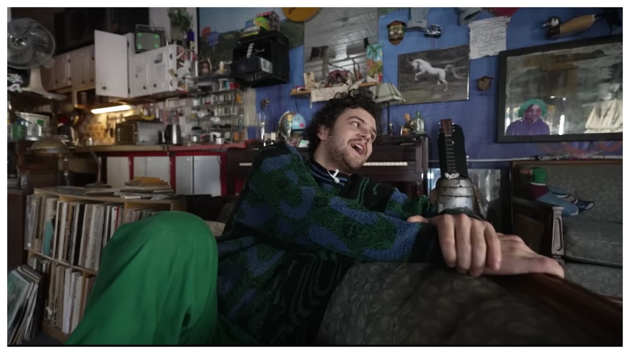 Dahl, quien tiene 27 años, 
<b>paga por vivir aquí $1,850</b>. Y dice que, aunque le gustaría mudarse, tendría que tener “mínimo, $5,000” para poder rentar otra vivienda-estudio. O vivir en un apartamento diminuto, 
<a href="https://www.univision.com/local/nueva-york-wxtv/tiktoker-alex-verhaeg-apartamento-manhattan-nueva-york" target="_blank">como el titktoker Alex Verhaeg,</a> que paga menos pero vive en un espacio de 28 metros (95 pies). 
<br>