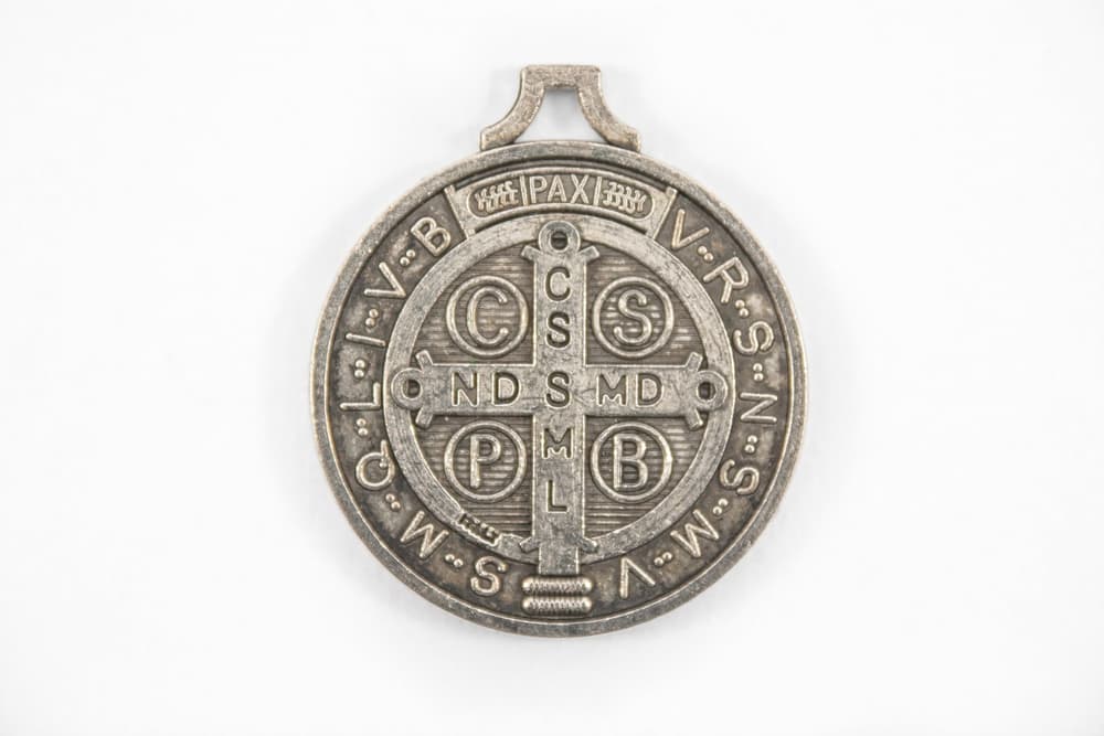<h3 class="cms-H3-H3">Medalla de San Benito</h3>
<br>A este objeto sacramental le atribuye el poder de alejar las tentaciones y los malos espíritus. Uno de sus principales objetivos es desviar los temores y liberar al que lo usa de las influencias malignas.
<br>
<br>