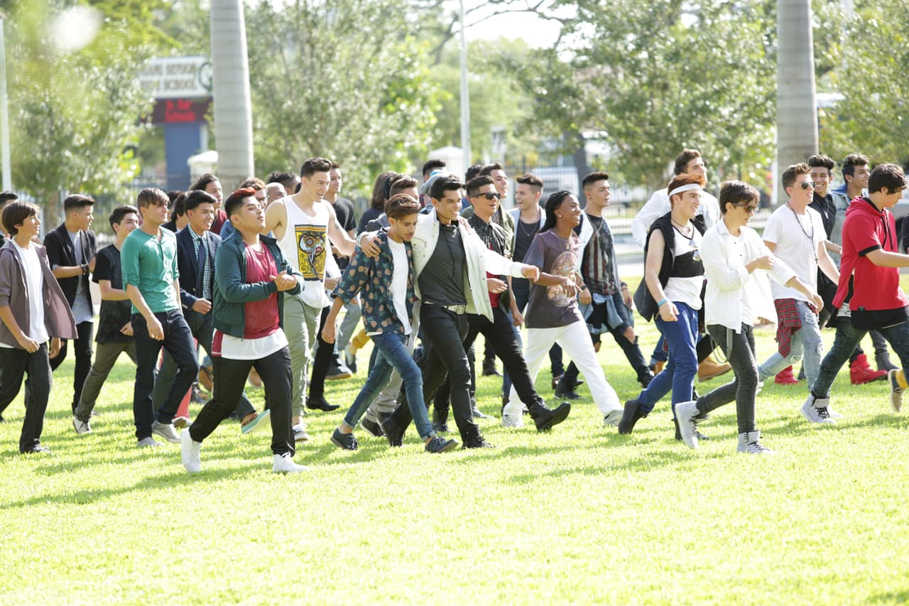 Inside pass de todo lo que pasó en las grabaciones en el Miami Senior High y durante la presentación de las bandas. Be in the know!