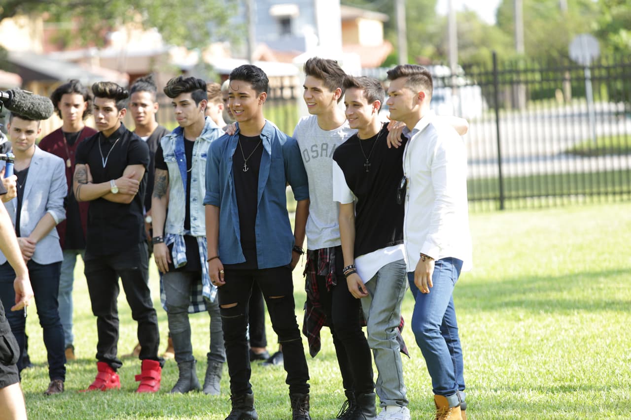 Inside pass de todo lo que pasó en las grabaciones en el Miami Senior High y durante la presentación de las bandas. Be in the know!