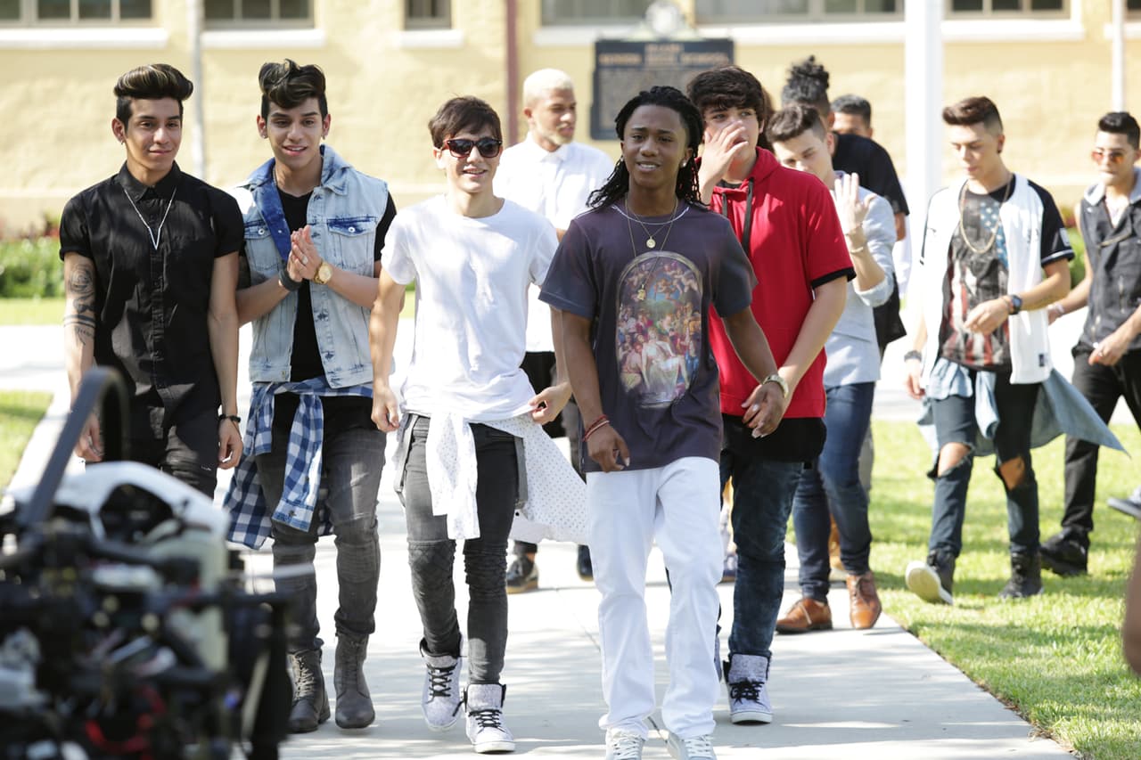 Inside pass de todo lo que pasó en las grabaciones en el Miami Senior High y durante la presentación de las bandas. Be in the know!