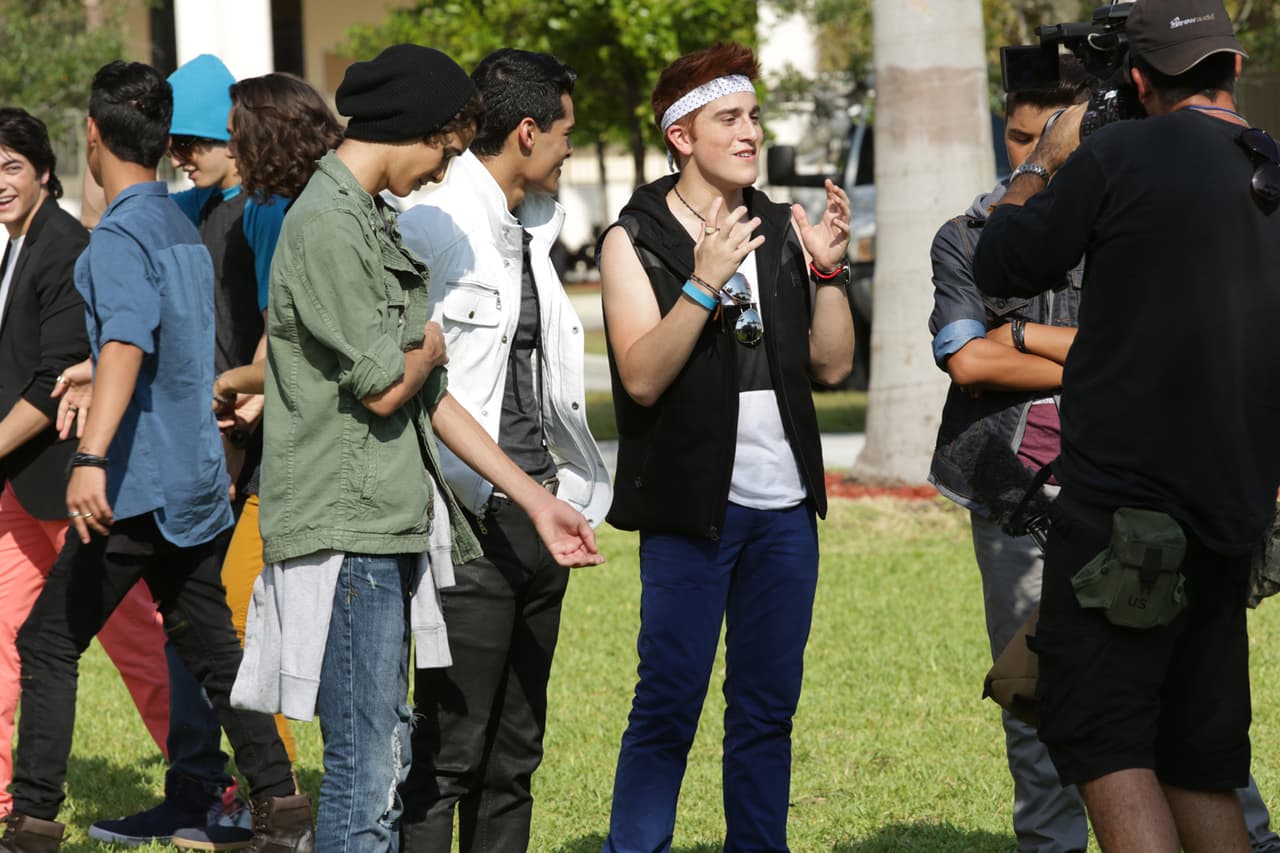 Inside pass de todo lo que pasó en las grabaciones en el Miami Senior High y durante la presentación de las bandas. Be in the know!