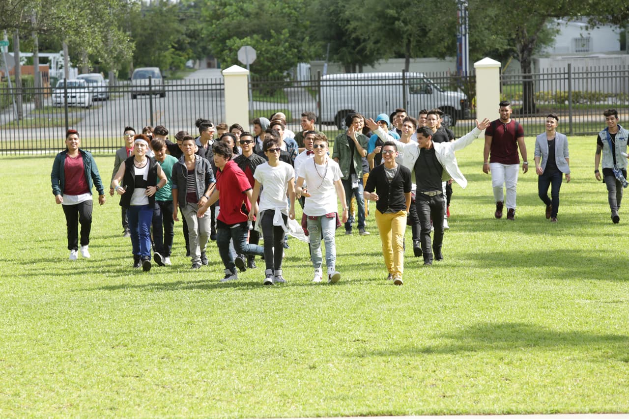 Inside pass de todo lo que pasó en las grabaciones en el Miami Senior High y durante la presentación de las bandas. Be in the know!