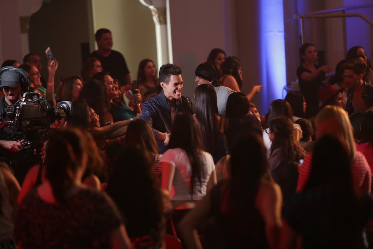 Inside pass de todo lo que pasó en las grabaciones en el Miami Senior High y durante la presentación de las bandas. Be in the know!