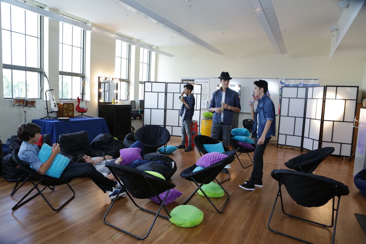 Inside pass de todo lo que pasó en las grabaciones en el Miami Senior High y durante la presentación de las bandas. Be in the know!