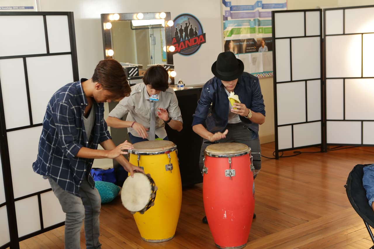 Inside pass de todo lo que pasó en las grabaciones en el Miami Senior High y durante la presentación de las bandas. Be in the know!