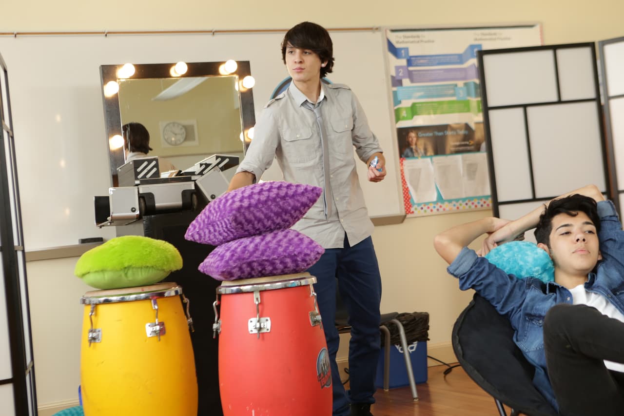 Inside pass de todo lo que pasó en las grabaciones en el Miami Senior High y durante la presentación de las bandas. Be in the know!