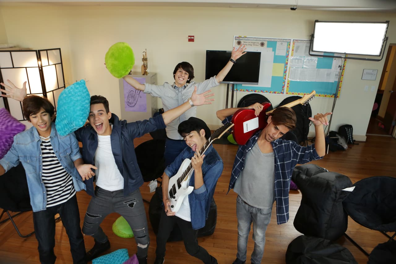 Inside pass de todo lo que pasó en las grabaciones en el Miami Senior High y durante la presentación de las bandas. Be in the know!