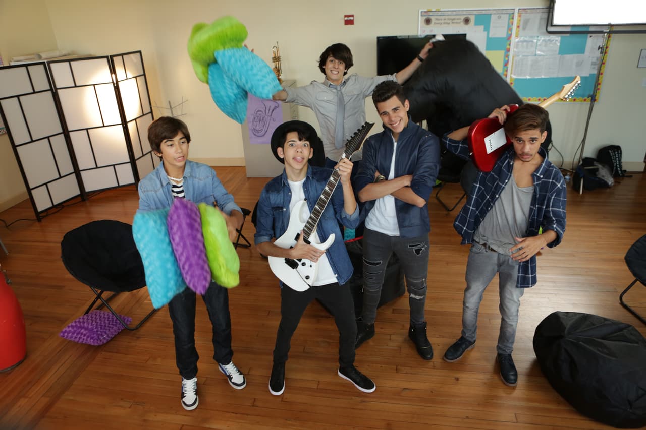 Inside pass de todo lo que pasó en las grabaciones en el Miami Senior High y durante la presentación de las bandas. Be in the know!