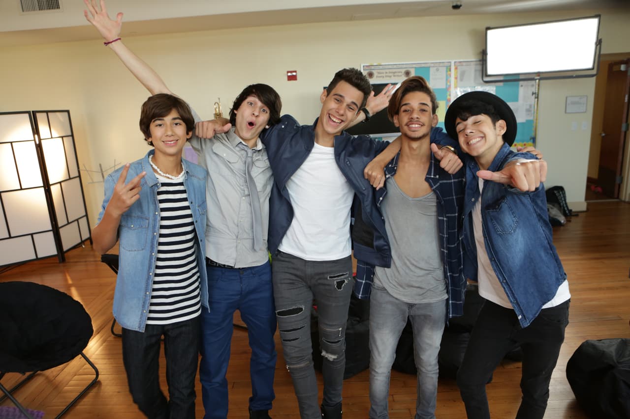 Inside pass de todo lo que pasó en las grabaciones en el Miami Senior High y durante la presentación de las bandas. Be in the know!