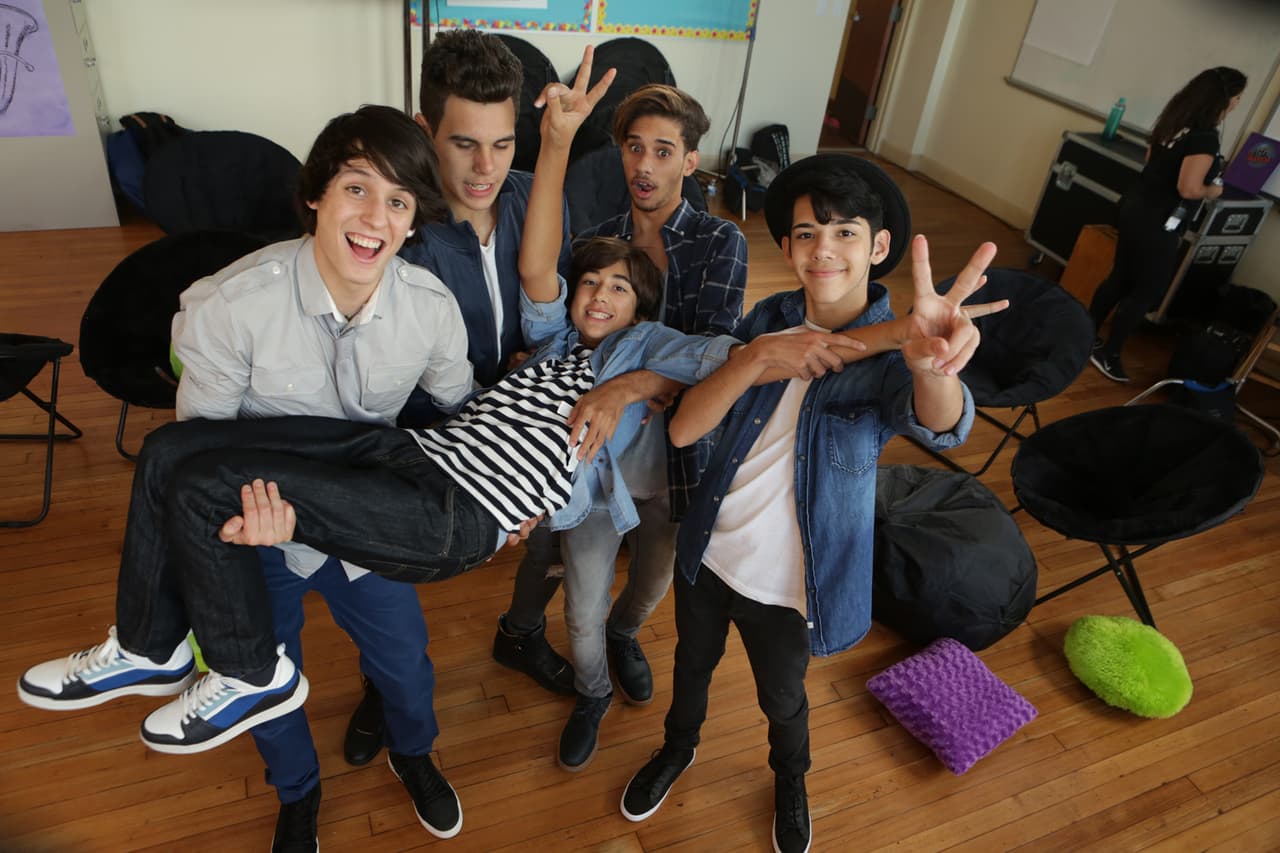 Inside pass de todo lo que pasó en las grabaciones en el Miami Senior High y durante la presentación de las bandas. Be in the know!