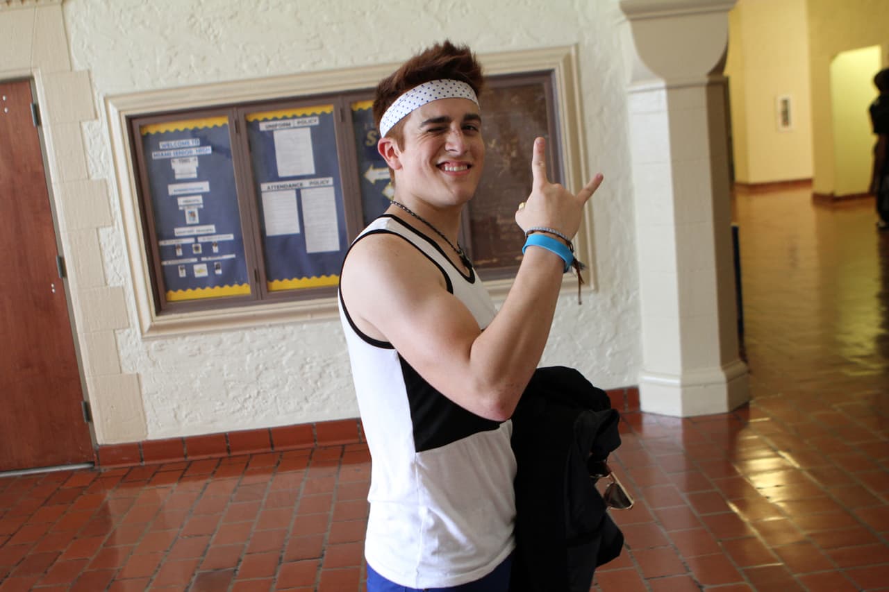 Inside pass de todo lo que pasó en las grabaciones en el Miami Senior High y durante la presentación de las bandas. Be in the know!