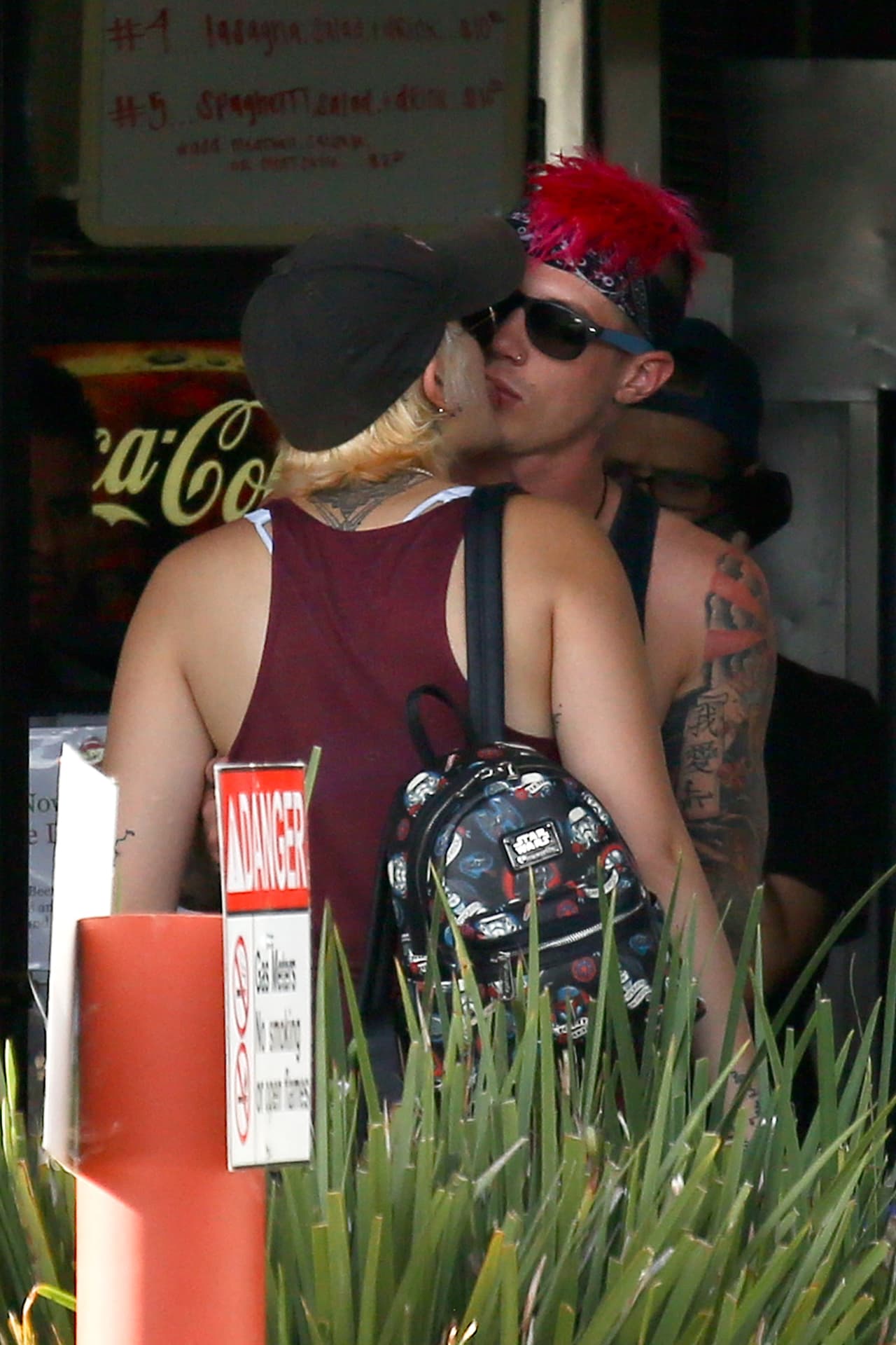 Paris y Michael se dieron sus besitos afuera del local.