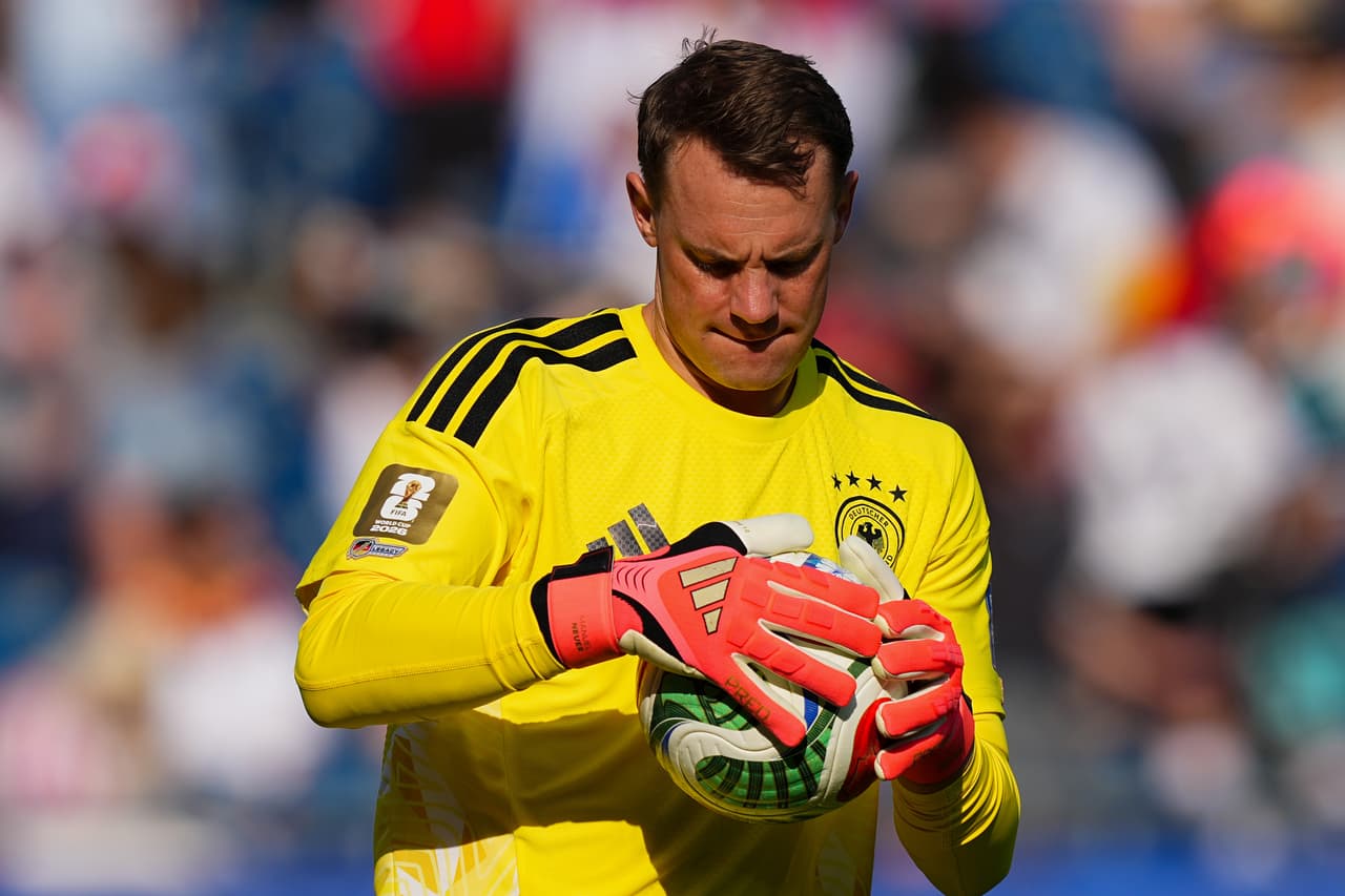 El portero de Alemania, Manuel Neuer (1), sostiene el balón durante el partido de dieciseisavos de final de la Copa del Mundo entre Alemania y Paraguay en Foxborough, Massachusetts, cerca de Boston, el lunes 29 de junio de 2026.