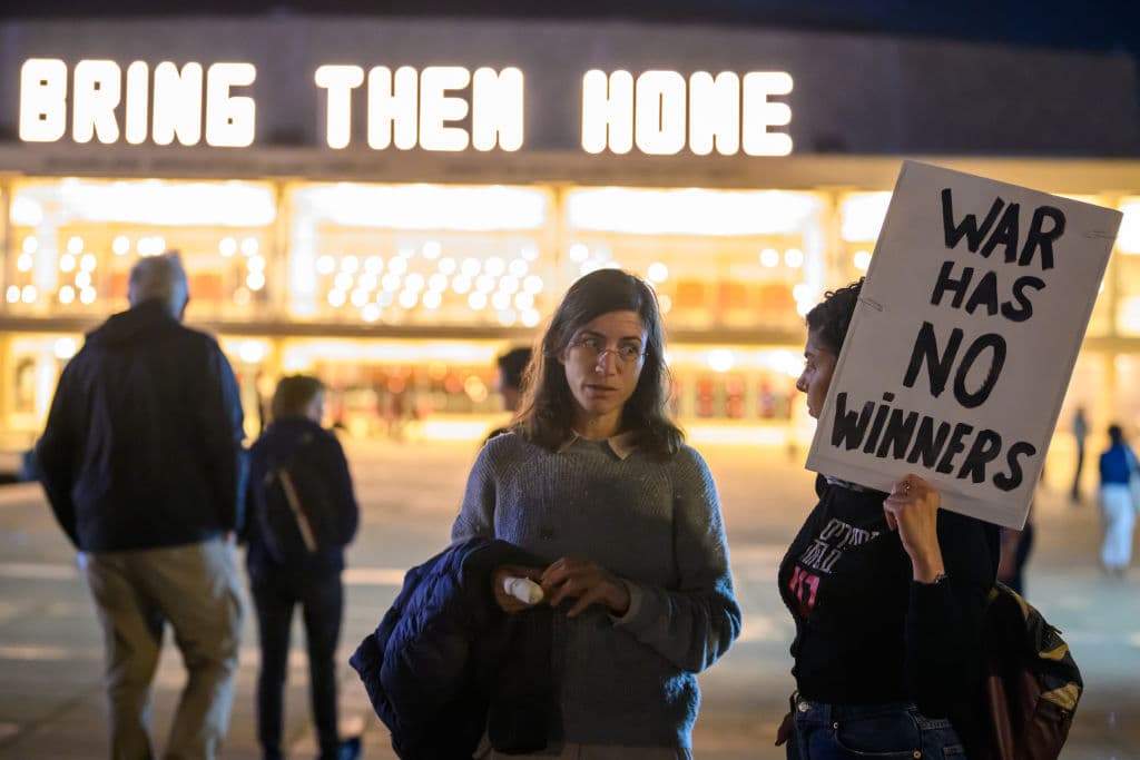Manifestantes se congregaron en la Plaza Habima de Tel Aviv el sábado y marcharon hacia la calle Kaplan lanzando un llamado a un alto el fuego y la dimisión del primer ministro Benjamín Netanyahu.