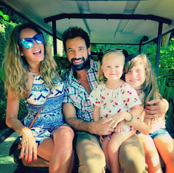 Gabriel no pierde la oportunidad de pasar tiempo con su reina y sus dos princesas, por eso las lleva con él a sus compromisos de trabajo.