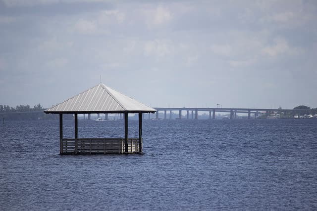 Cape Coral está en la costa del Golfo de México y cuenta con 181,200 habitantes, convirtiéndose así en la mayor ciudad entre Tampa y Miami.