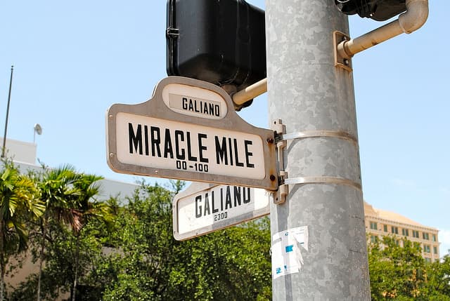 Coral Gables, también conocido como "The Gables" es parte de Miami Dade y es hogar de la Universidad de Miami.