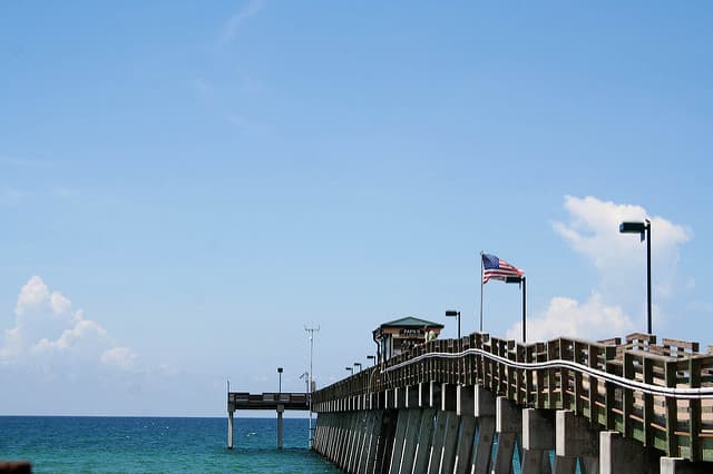 Venice está en el condado de Sarasota y es reconocido por ser la "Capital mundial de dientes de tiburón", los que suelen recolectar en sus playas.