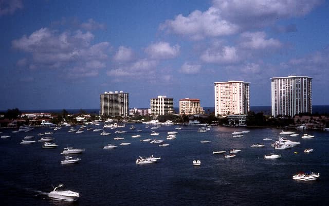 Boca Ratón se encuentra en el condado de Palm Beach y tambíen considerada una de las ciudades más ricas de EEUU.