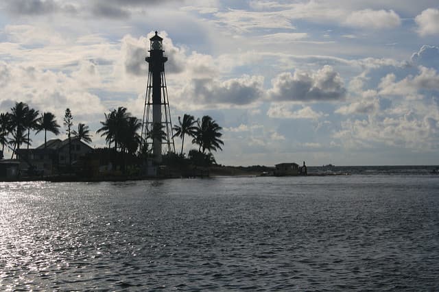 Lighthouse Point también está localizada en Broward y abarca solo 2.4 millas cuadradas. Esta pequeña ciudad está cerca de Pompano Beach.