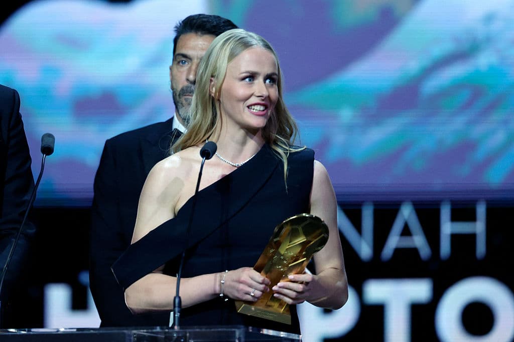 Hannah Hampton, de la selección inglesa, recibió el Trofeo Yashin como mejor portera de la temporada.