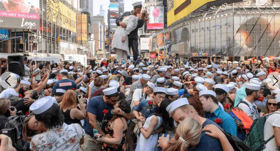 Cientos se besan en Times Square