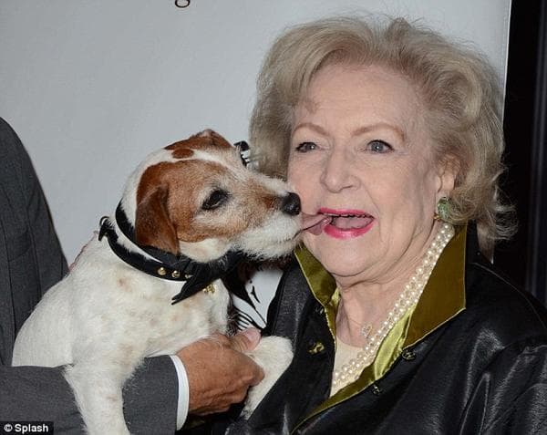 Él pudo dar besos a Betty White.