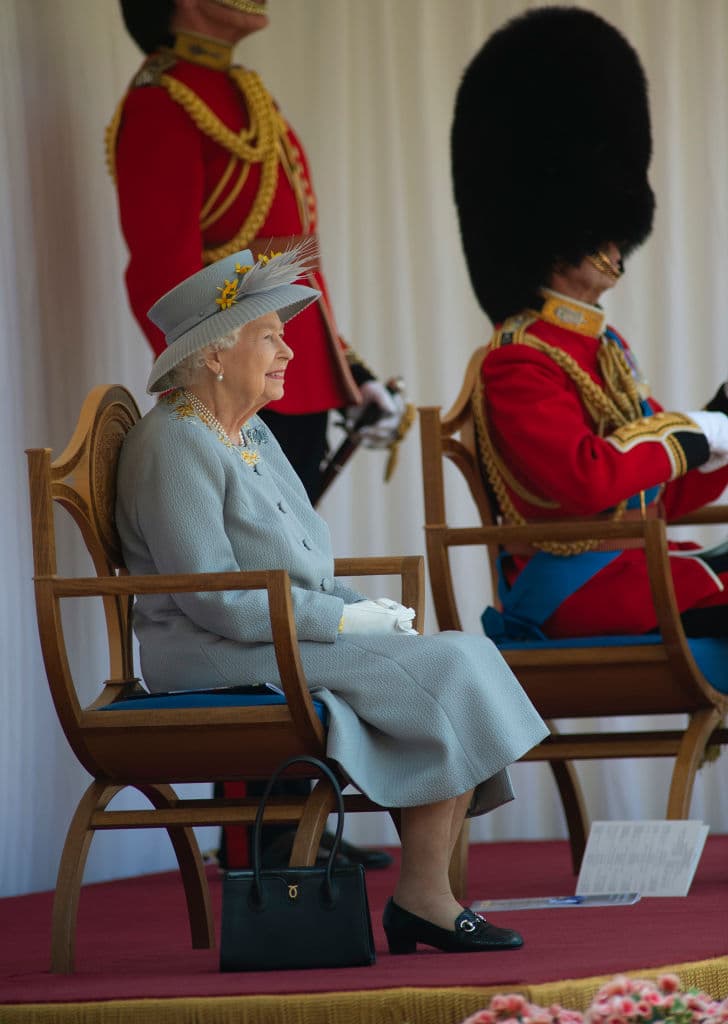 La monarca solo estuvo 
<b>acompañada por su primo, el duque de Kent, </b>quien asistió en su papel de coronel de la Guardia Escocesa y se sentó junto a la reina.
<br>