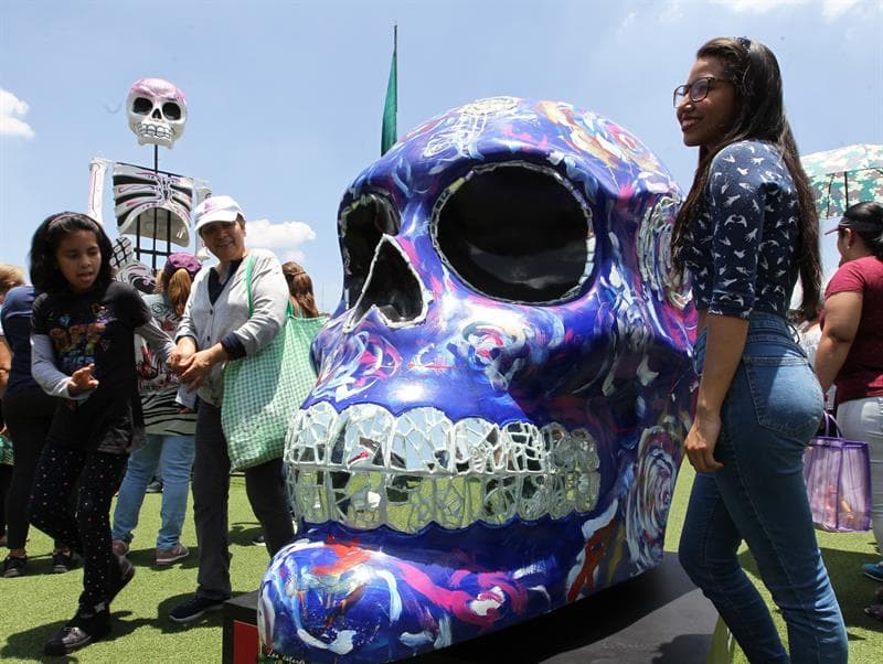 Además de la muestra, se montó un quiosco frente al Antiguo Palacio del Ayuntamiento, donde hubo música mexicana, espectáculos y hasta karaoke para los visitantes.