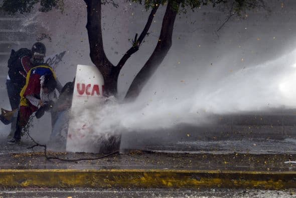 Esto condujo a la intervención de grupos antimotines con gases lacrimógenos y chorros de agua.