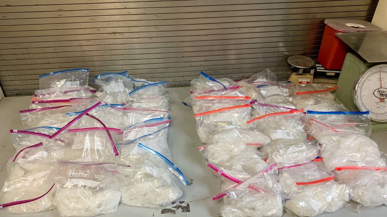 Arrestan a pareja de California que llevaba 70 libras de mentafentamina escondida en el auto