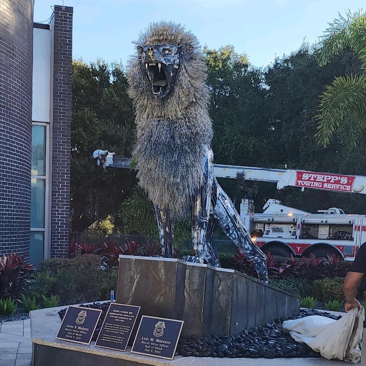 Se utilizó el metal de 125 pistolas que pertenecieron a agentes del Departamento de Policía de Tampa.