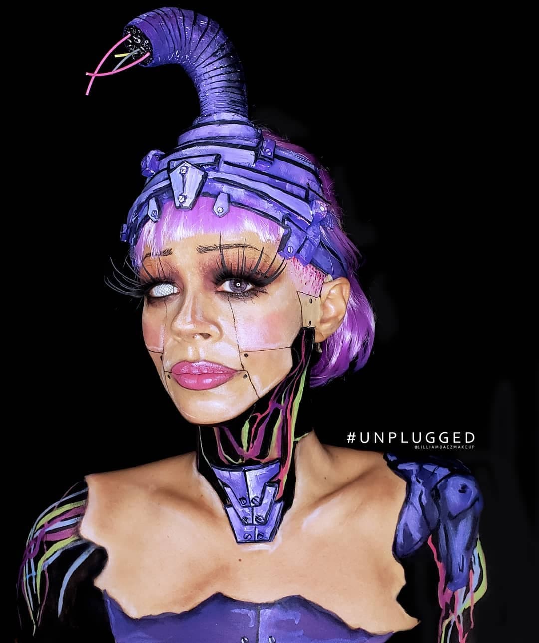 Que la desconecta del mundo real y la lleva al mundo que ella misma crea.