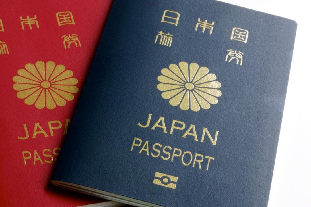 Puesto 1.
<b>Japón</b> y
<b>Singapur</b> se han aferrado a su posición número uno como los pasaportes más fáciles de usar en el mundo con la posibilidad de ingresar a 190 naciones sin necesidad de visado.
<br>
