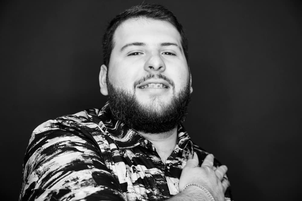 Con apenas 27 años y una carrera que comenzó en el 2016, ya ha logrado ser nominado en los 
<b>Latin Grammy</b> 2018 por Mejor Álbum de Banda con ‘
<i>En el camino</i>’.